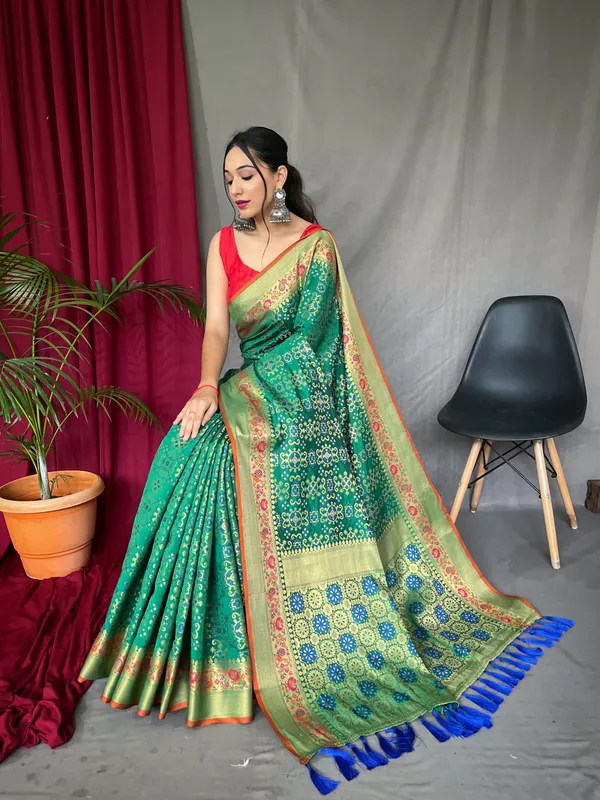 Green_Pure_Bandhej_Patola_Silk_Sarees_with_Minakari_Work_With_Blouse_Piece_Attached